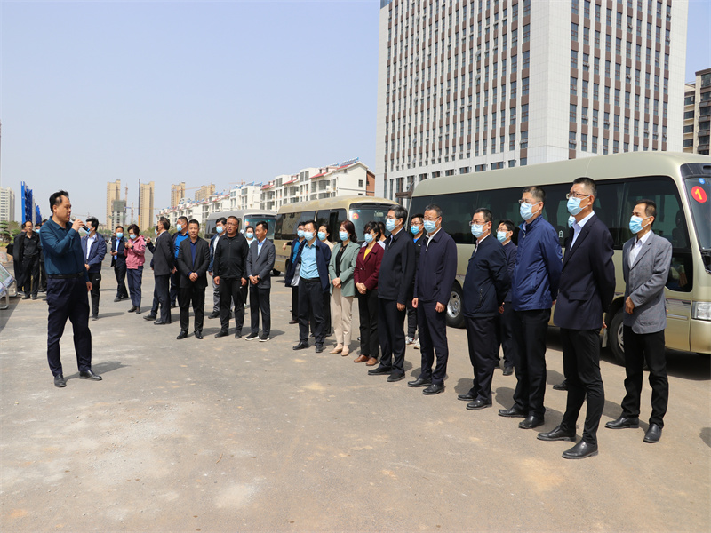 县人大常委会集中视察城建重点项目和拆迁工作